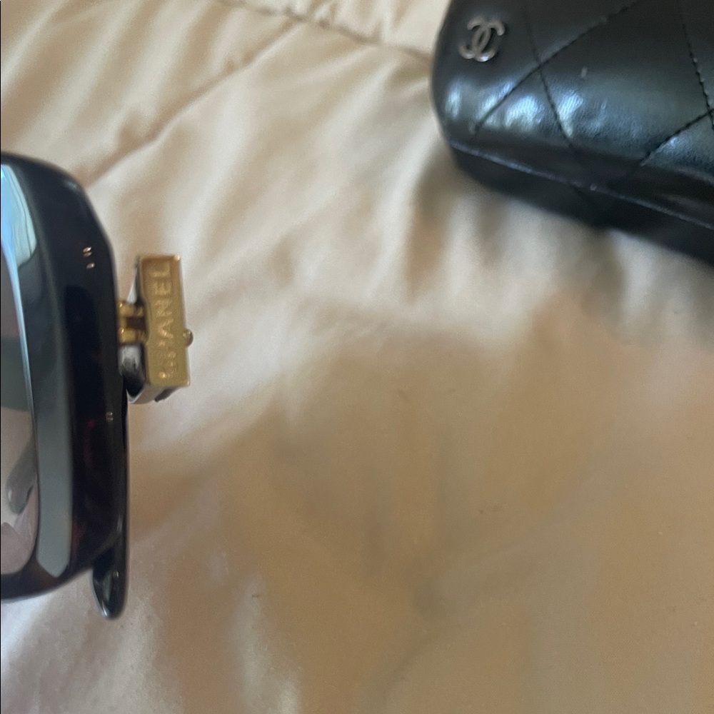 Authentic CHANEL CC Black and Brown Tortoiseshell Sunglasses with Case and Cloth - Picture 16 of 16